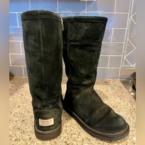 Womens black kenly UGG boots in excellent condition!